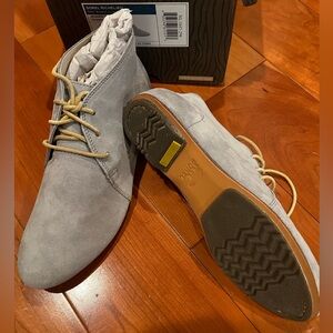 New Women's Sorel Grey Suede Boots, size 7